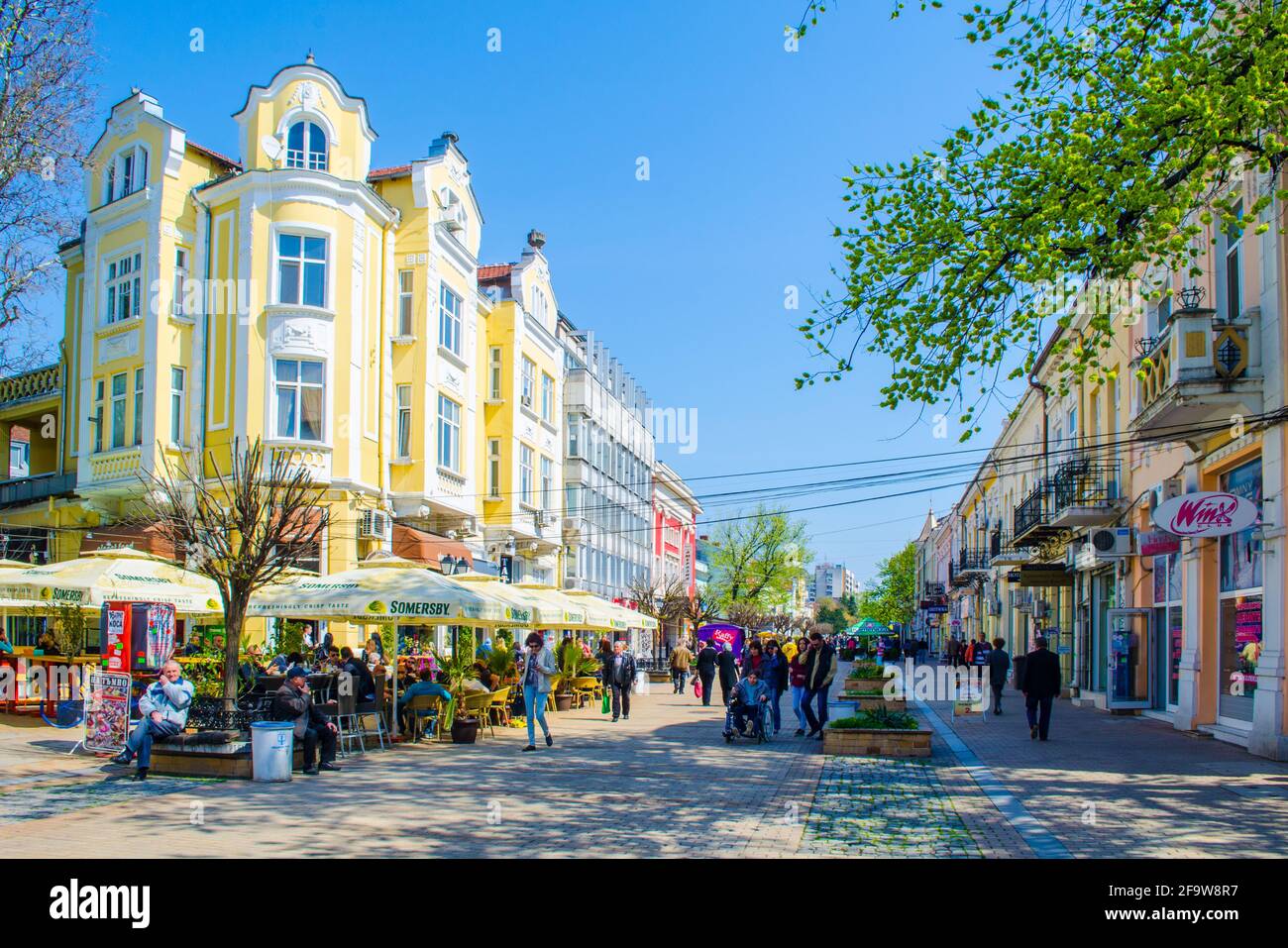 RUSE, BULGARIA, 5 MARZO 2015: La gente sta camminando sulla strada che conduce alla piazza principale della ruse della città bulgara. Foto Stock