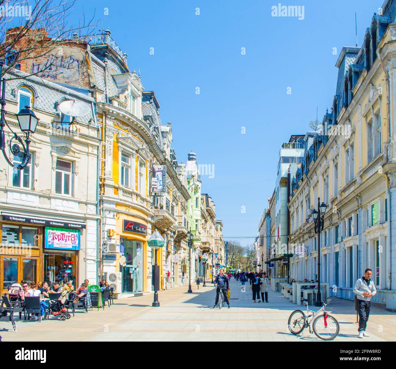 RUSE, BULGARIA, 5 MARZO 2015: La gente sta camminando sulla strada che conduce alla piazza principale della ruse della città bulgara. Foto Stock