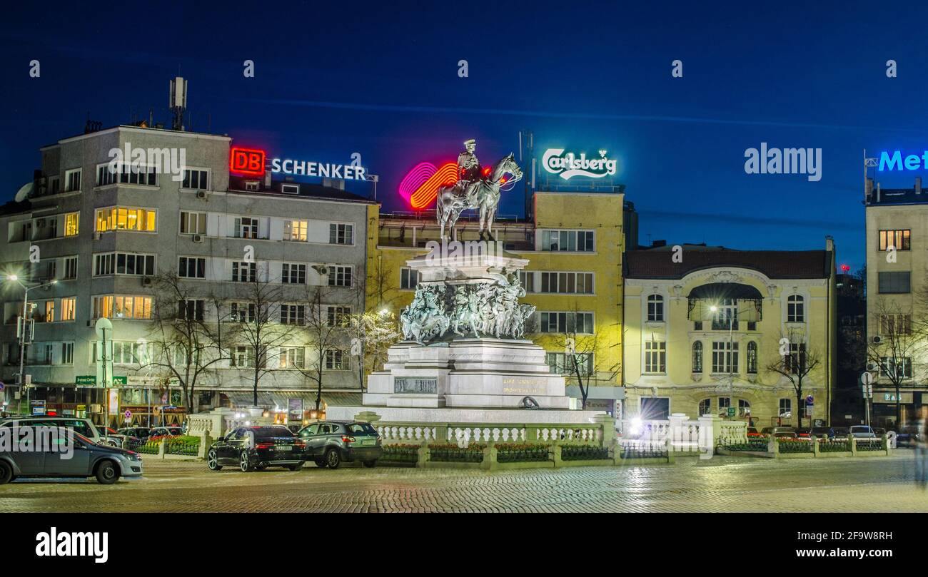 SOFIA, BULGARIA, 7 APRILE 2015: Vista notturna della piazza di fronte al parlamento bulgaro a sofia, dominato dal monumento restaurato di Tsar Foto Stock