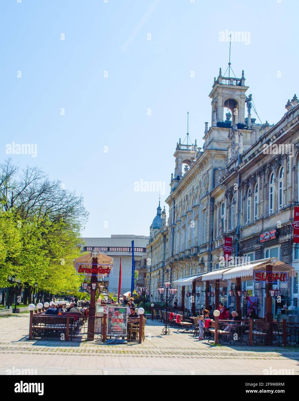 RUSE, BULGARIA, 5 MARZO 2015: La gente sta camminando sulla strada che conduce alla piazza principale della ruse della città bulgara. Foto Stock