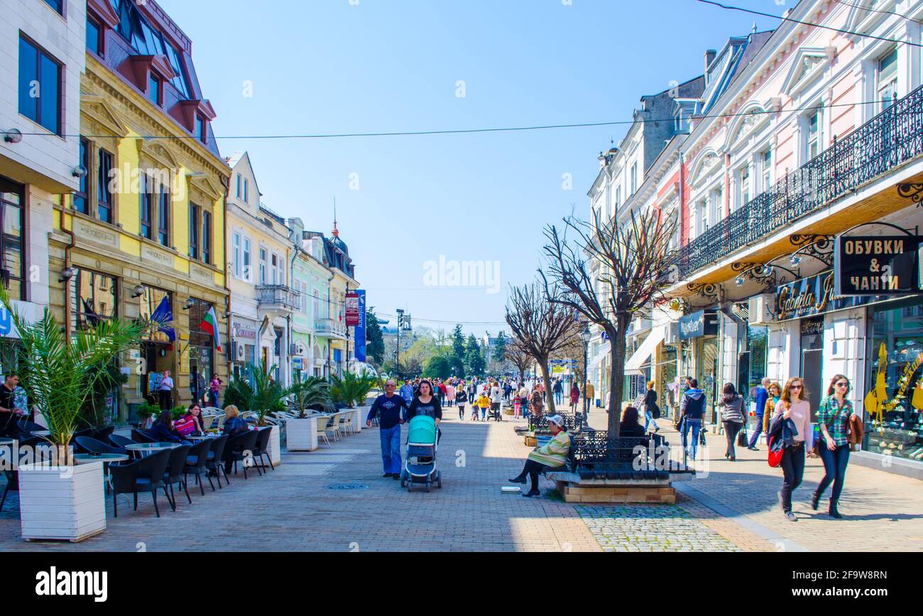 RUSE, BULGARIA, 5 MARZO 2015: La gente sta camminando sulla strada che conduce alla piazza principale della ruse della città bulgara. Foto Stock