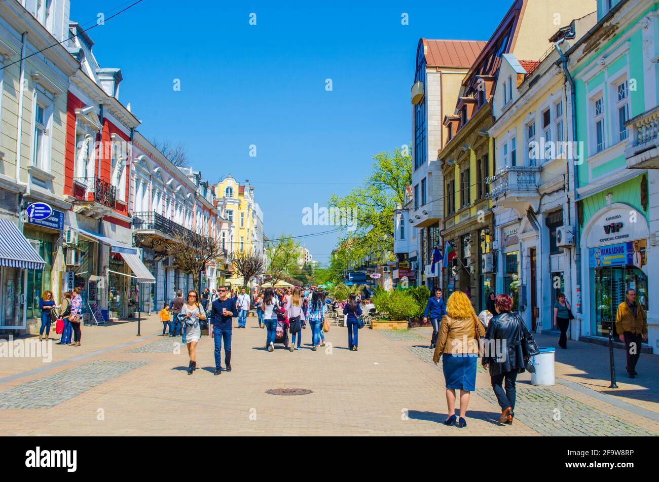 RUSE, BULGARIA, 5 MARZO 2015: La gente sta camminando sulla strada che conduce alla piazza principale della ruse della città bulgara. Foto Stock