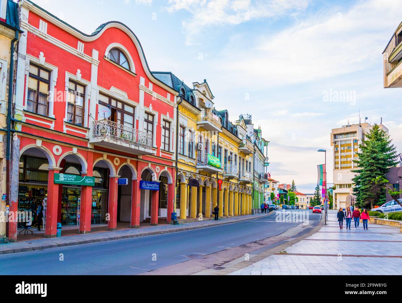 LOVECH, BULGARIA, 2 MAGGIO 2016: Vista di una strada centrale della città bulgara Lovech Foto Stock