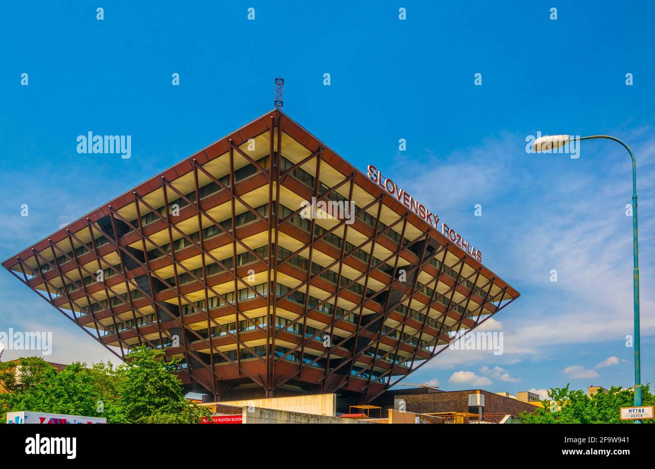 BRATISLAVA, SLOVACCHIA, 28 MAGGIO 2016: Radio Slovacca (Slovensky rozhlas) edificio a forma di piramide rovesciata a Bratislava. Foto Stock