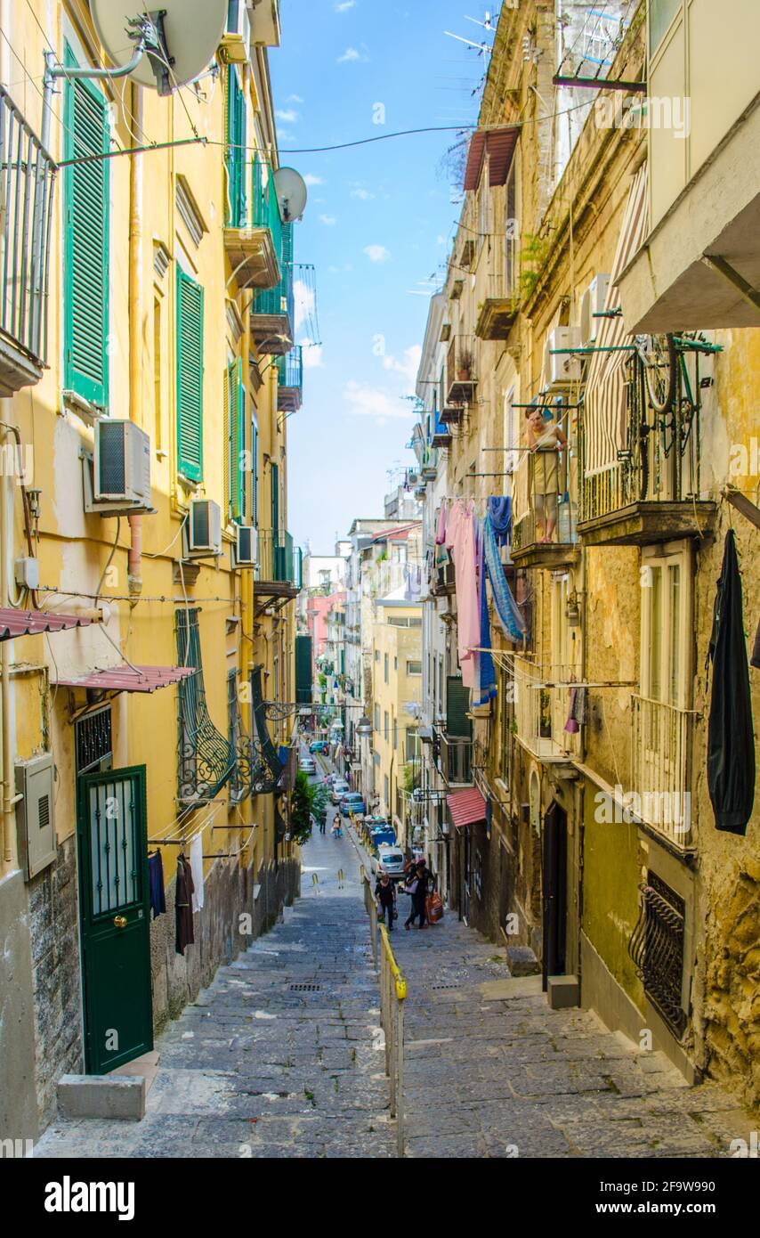 NAPOLI, ITALIA, 24 GIUGNO 2014: La gente passa per le strette stradine del centro storico di napoli italiana. Foto Stock