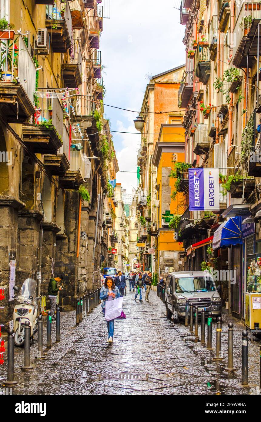 NAPOLI, ITALIA, 8 MAGGIO 2014: La gente passa per le strette stradine del centro storico di napoli italiana. Foto Stock