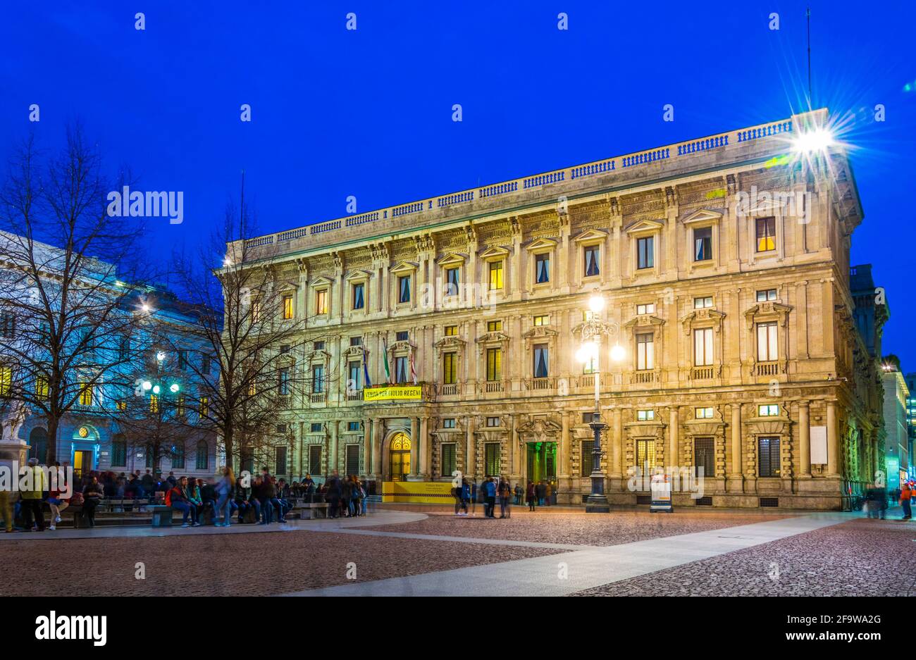 MILANO, 13 MARZO 2016: Vista notturna del Palazzo Marino illuminato, sede del comune di Milano. Foto Stock