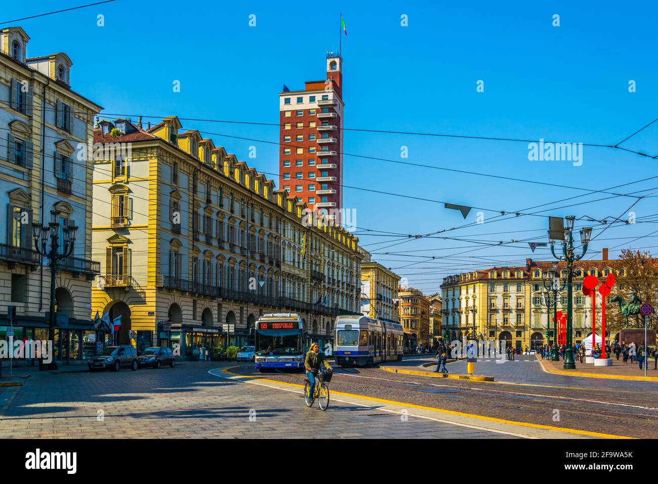 TORINO, ITALIA, 12 MARZO 2016: Si passeggiano tra gli edifici storici del palazzo reale e del castello degli acaja sulla piazza del castello Foto Stock