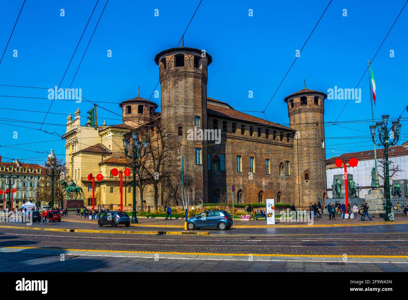 TORINO, ITALIA, 12 MARZO 2016: Veduta del castello degli acaja situato in piazza del castello nella città italiana di torino. Foto Stock