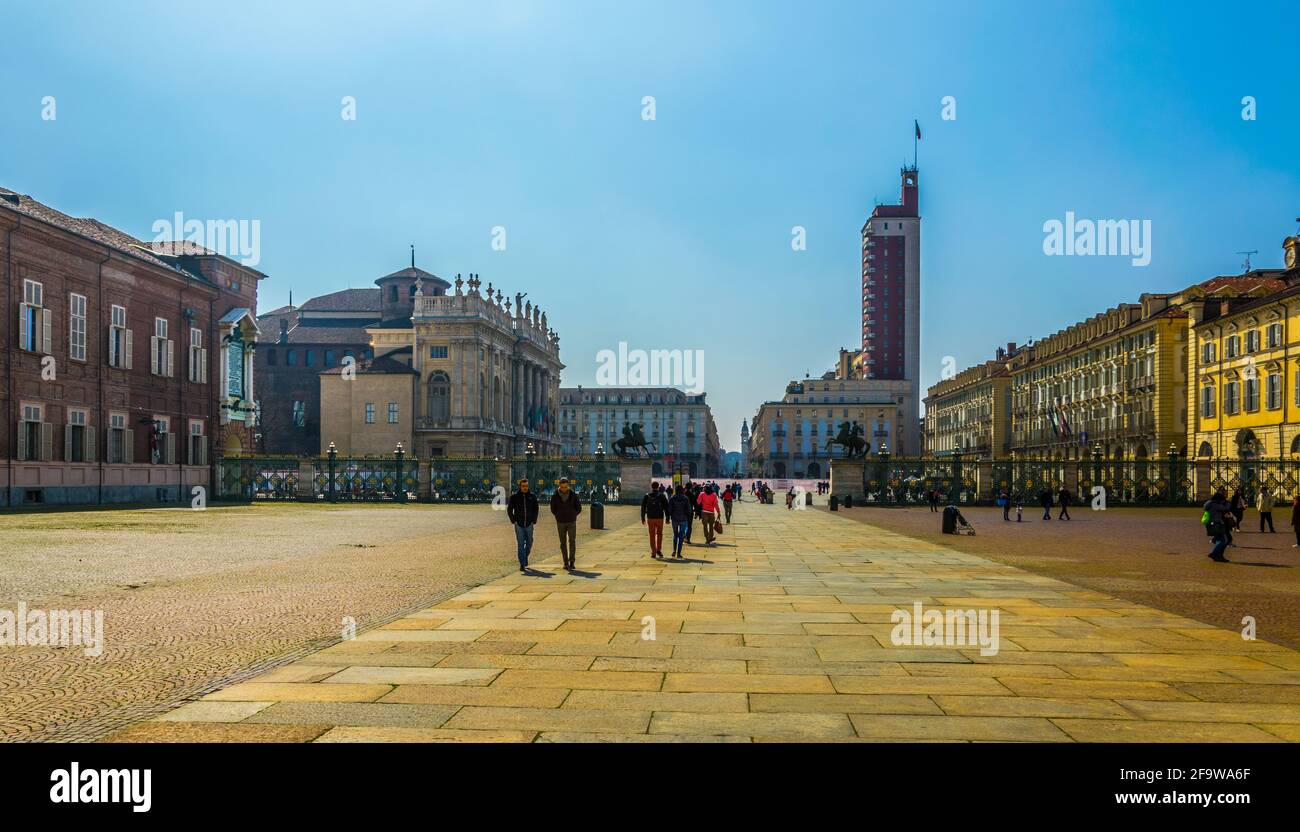 TORINO, ITALIA, 12 MARZO 2016: Si passeggiano tra gli edifici storici del palazzo reale e del castello degli acaja sulla piazza del castello Foto Stock
