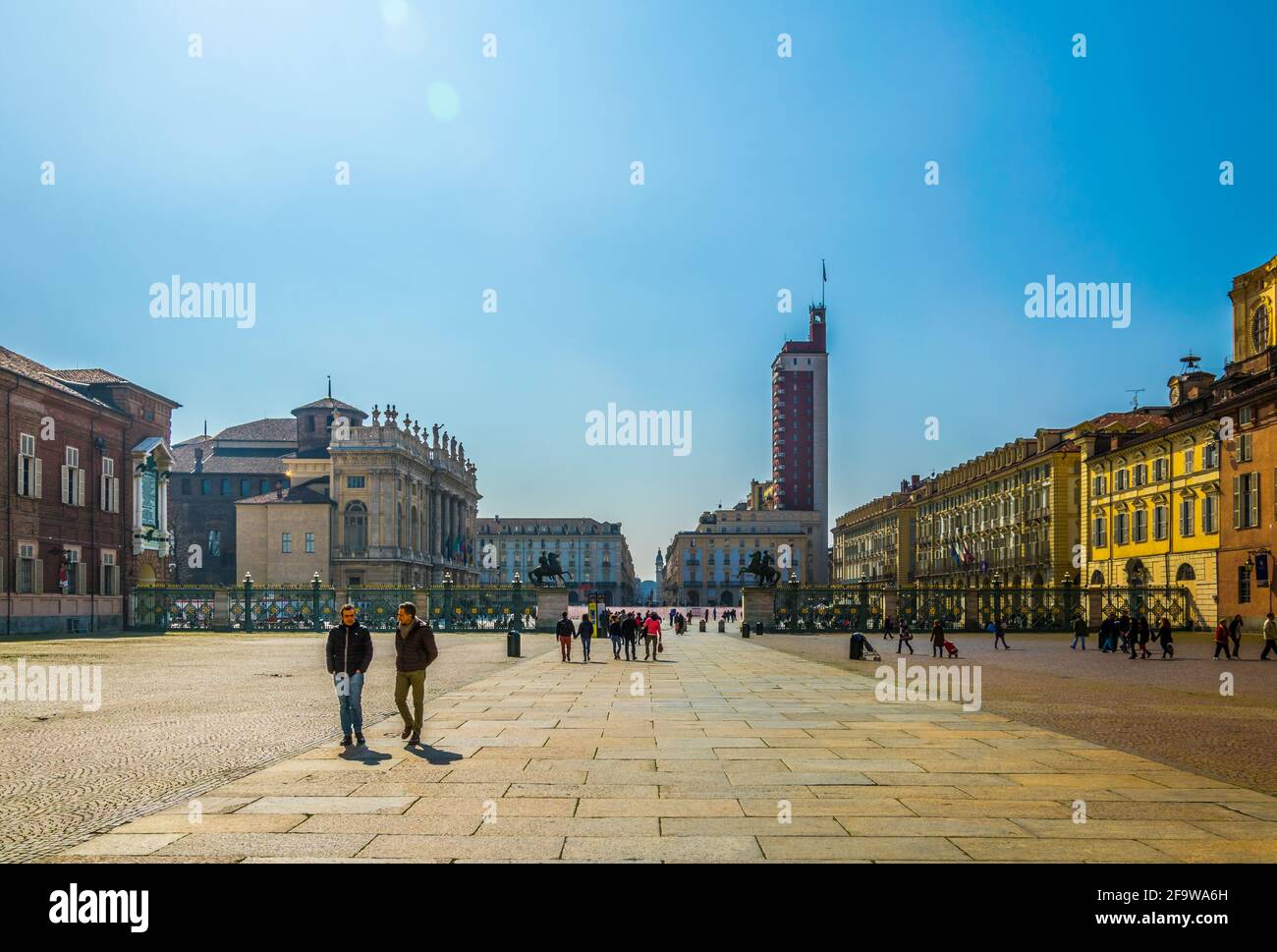 TORINO, ITALIA, 12 MARZO 2016: Si passeggiano tra gli edifici storici del palazzo reale e del castello degli acaja sulla piazza del castello Foto Stock