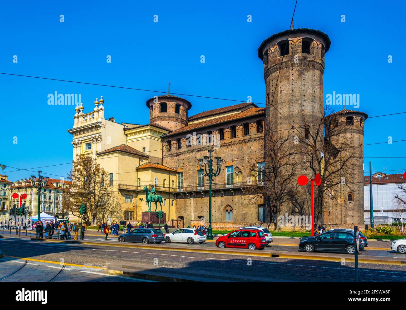 TORINO, ITALIA, 12 MARZO 2016: Veduta del castello degli acaja situato in piazza del castello nella città italiana di torino. Foto Stock