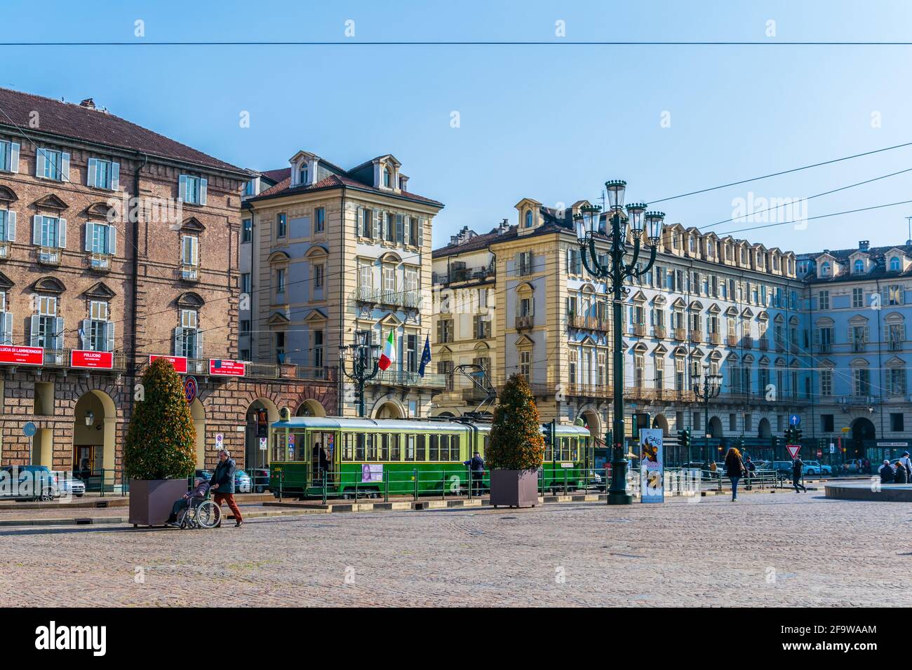 TORINO, ITALIA, 12 MARZO 2016: Si passeggiano tra gli edifici storici del palazzo reale e del castello degli acaja sulla piazza del castello Foto Stock