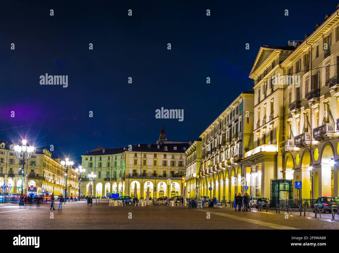 TORINO, ITALIA, 12 MARZO 2016: Vista notturna della piazza principale della  città italiana torino - piazza vittorio veneto Foto stock - Alamy
