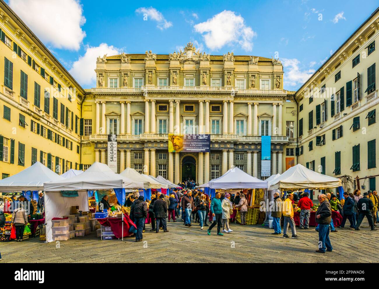 GENOVA, ITALIA, 13 MARZO 2016: Si gode una giornata di sole sulla piazza raffaele de ferrari di fronte al palazzo ducale Genova Foto Stock