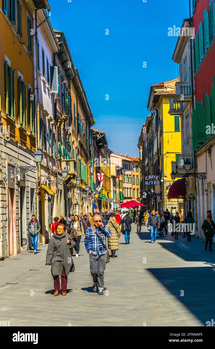 PISA, 14 MARZO 2016: La gente si gode una giornata di sole in primavera passeggiando attraverso il viale corso italia nella città italiana di Pisa. Foto Stock
