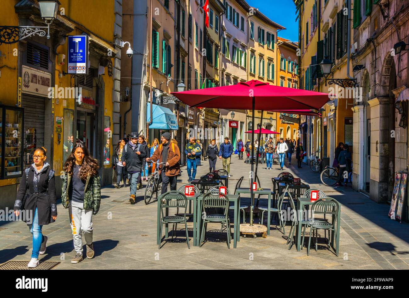 PISA, 14 MARZO 2016: La gente si gode una giornata di sole in primavera passeggiando attraverso il viale corso italia nella città italiana di Pisa. Foto Stock