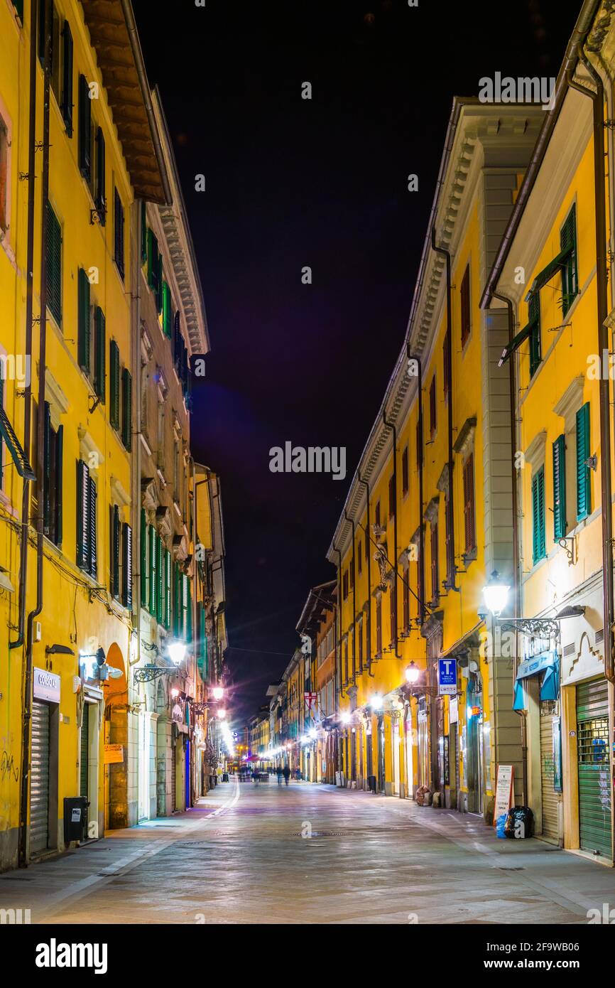 PISA, 14 MARZO 2016: Vista notturna del viale illuminato corso italia nella città italiana di Pisa. Foto Stock
