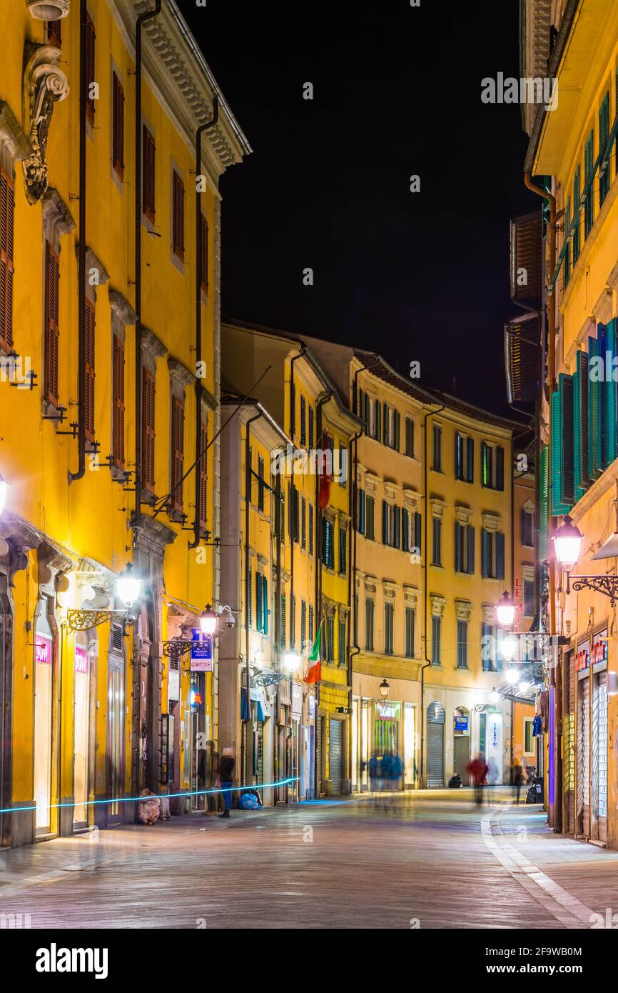 PISA, 14 MARZO 2016: Vista notturna del viale illuminato corso italia nella città italiana di Pisa. Foto Stock
