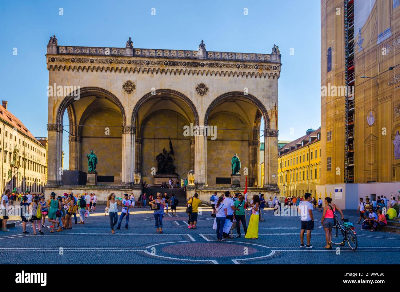 MONACO, GERMANIA, 20 AGOSTO 2015: Odeonsplatz al tramonto a Monaco, Germania. L''Odeonsplatz è circondato da luoghi turistici quali Theatinekirche, Feldherrnha Foto Stock