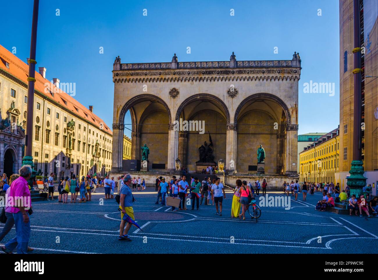 MONACO, GERMANIA, 20 AGOSTO 2015: Odeonsplatz al tramonto a Monaco, Germania. L''Odeonsplatz è circondato da luoghi turistici quali Theatinekirche, Feldherrnha Foto Stock