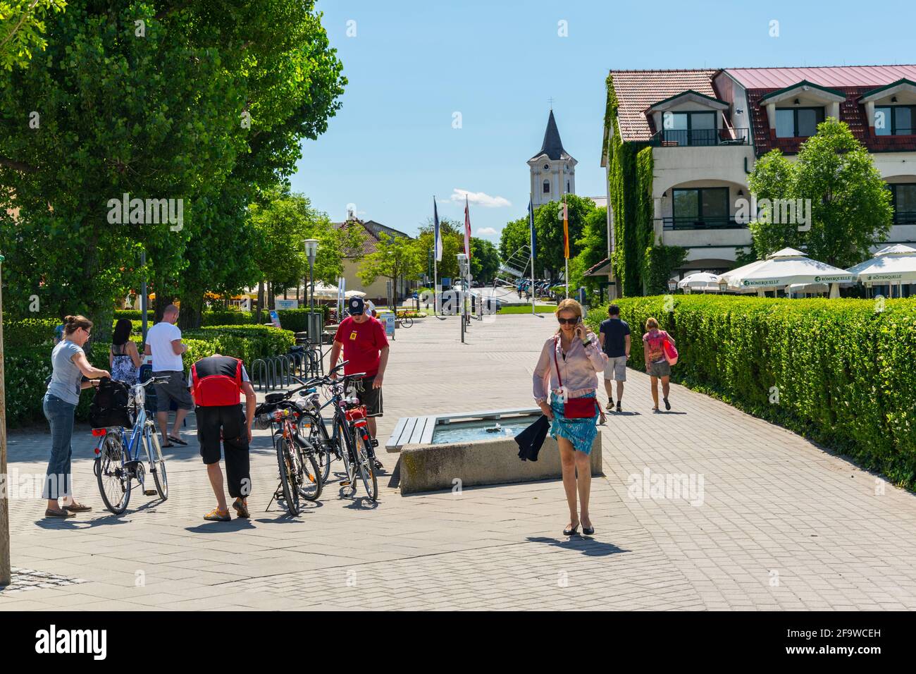 PODERSDORF AM SEE, AUSTRIA, 17 GIUGNO 2016: Vista sul lungolago della città austriaca podersdorf am See situata sulla riva di neusiedlersee ad Aus Foto Stock