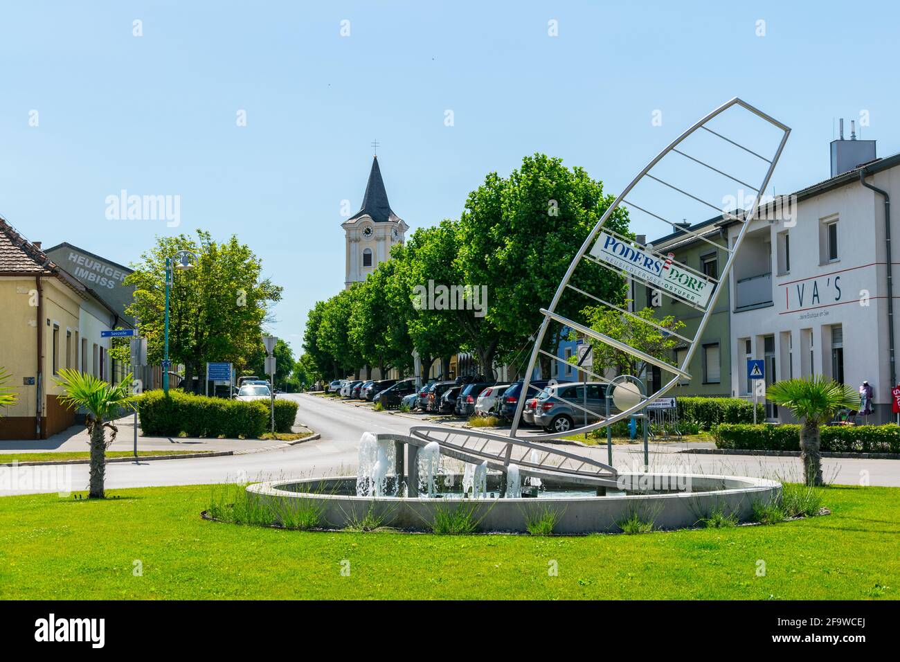 PODERSDORF AM SEE, AUSTRIA, 17 GIUGNO 2016: Vista sulla piazza principale della città austriaca podersdorf am See situata sulla riva di neusiedlersee ad Austri Foto Stock