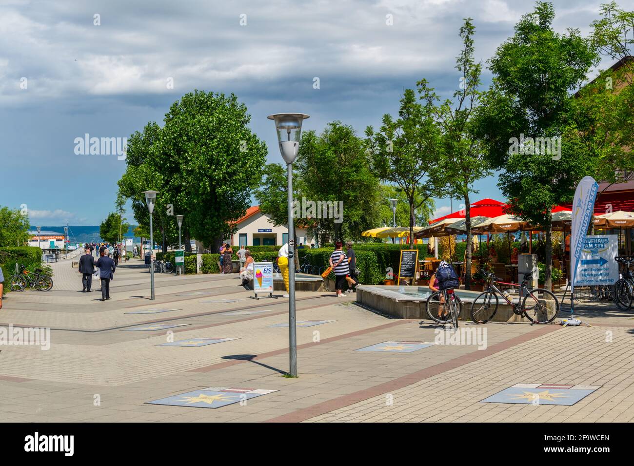 PODERSDORF AM SEE, AUSTRIA, 17 GIUGNO 2016: Vista sul lungolago della città austriaca podersdorf am See situata sulla riva di neusiedlersee ad Aus Foto Stock