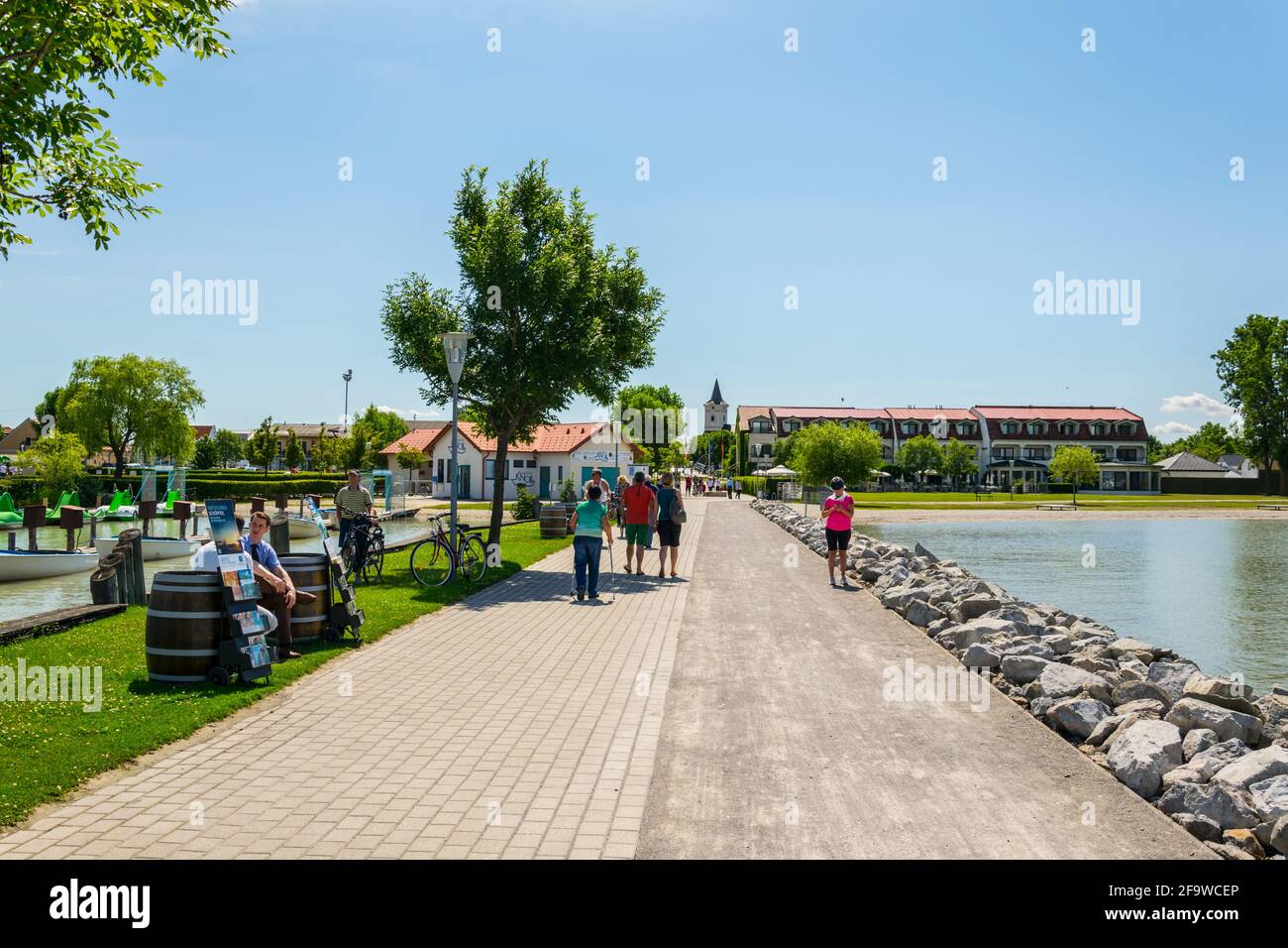 PODERSDORF AM SEE, AUSTRIA, 17 GIUGNO 2016: Vista sul lungolago della città austriaca podersdorf am See situata sulla riva di neusiedlersee ad Aus Foto Stock