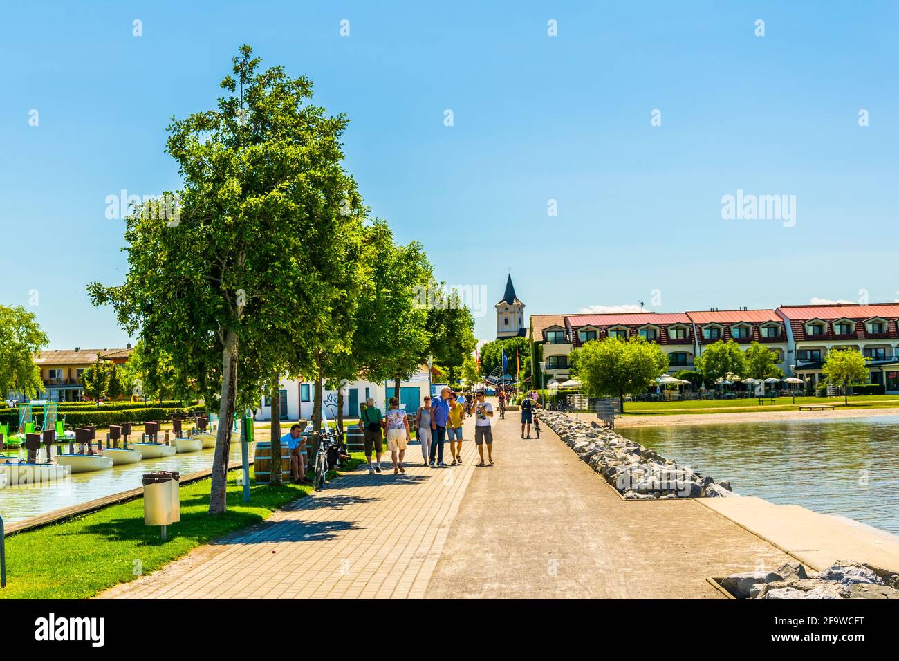 PODERSDORF AM SEE, AUSTRIA, 17 GIUGNO 2016: Vista sul lungolago della città austriaca podersdorf am See situata sulla riva di neusiedlersee ad Aus Foto Stock