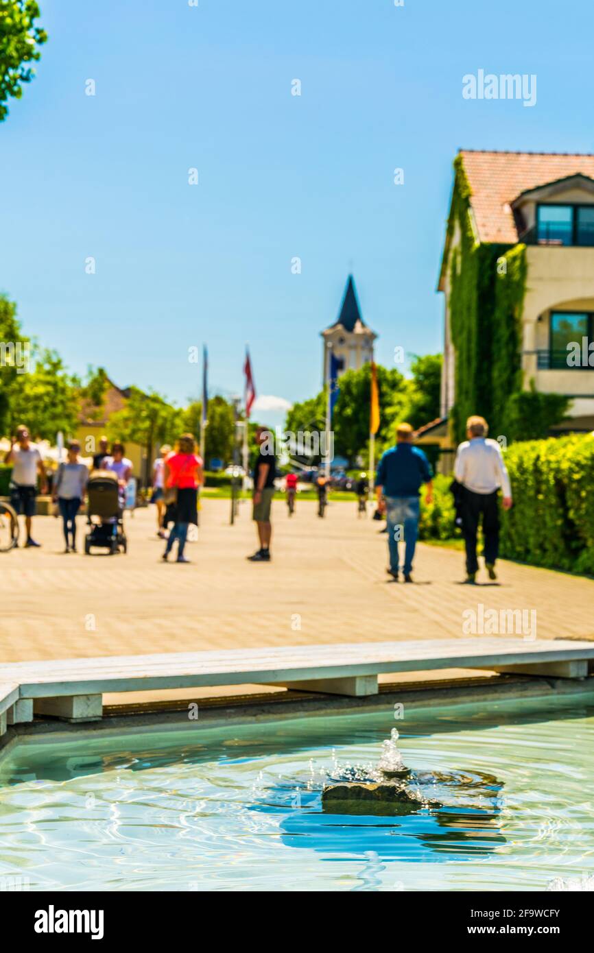 PODERSDORF AM SEE, AUSTRIA, 17 GIUGNO 2016: Vista sul lungolago della città austriaca podersdorf am See situata sulla riva di neusiedlersee ad Aus Foto Stock