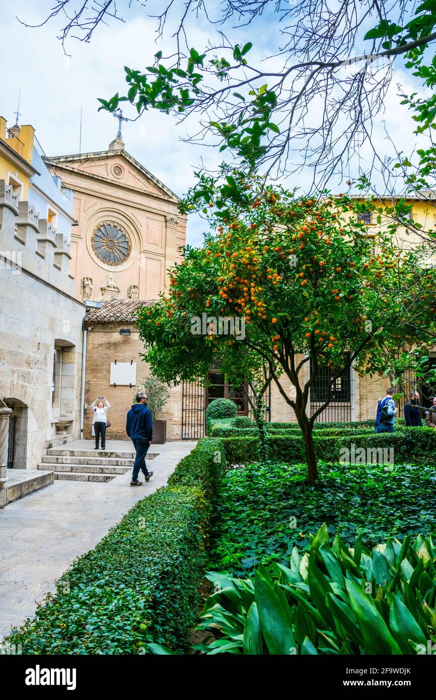 VALENCIA, SPAGNA, 30 DICEMBRE 2015: La gente sta camminando attraverso il cortile interno della vecchia Seta Exchange (Lonja de la Seda), Valencia, Spagna. UNESC Foto Stock