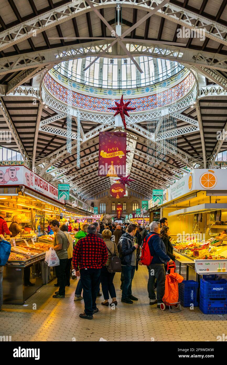 VALENCIA, SPAGNA, 30 DICEMBRE 2015: I clienti fanno i loro generi alimentari all'interno del mercato centrale di valencia. Foto Stock