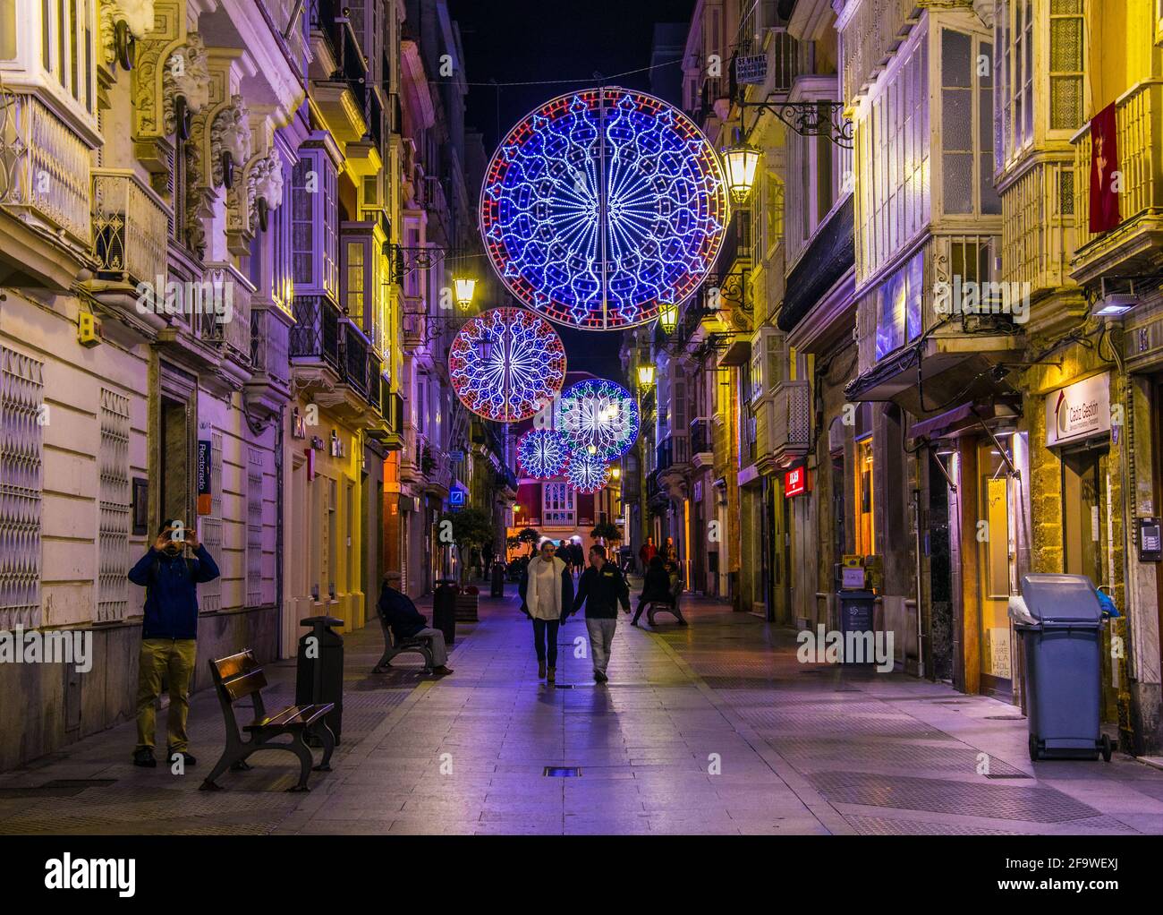 CADIZ, SPAGNA, 6 GENNAIO 2016: La gente sta passeggiando su calle ancha Street nel centro storico della città spagnola cadiz durante la notte Foto Stock