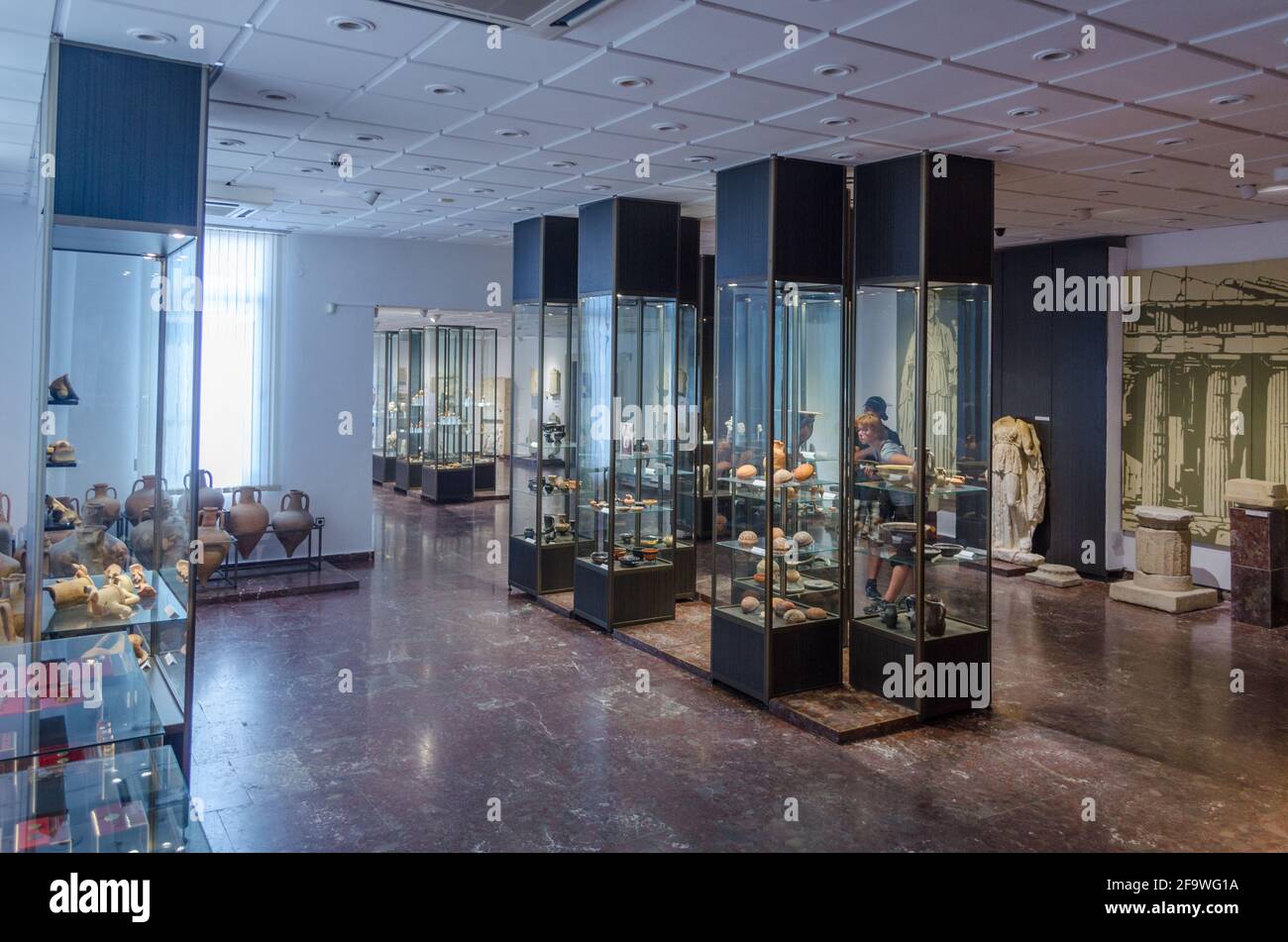 NESEBAR, BULGARIA, 17 LUGLIO 2015: Vista sulle collezioni all'interno del museo storico di nesebar. Foto Stock