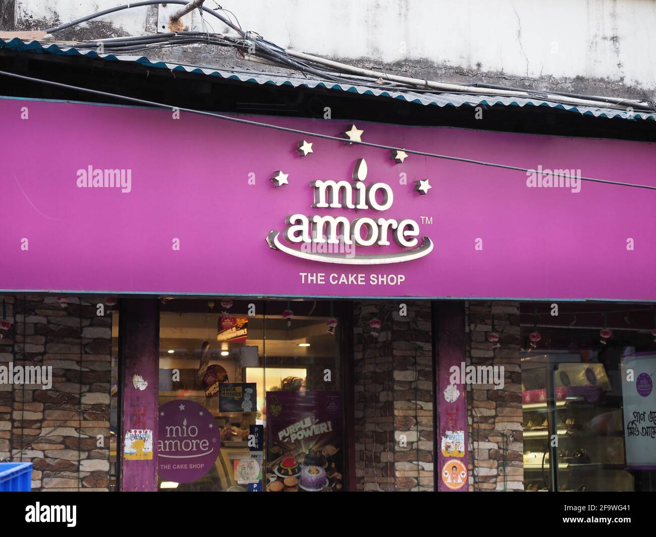 KOLKATA, INDIA - 19 aprile 2021: Pasticceria e pasticceria in mostra presso il negozio 'mio Amore' di Bhowanipore, Kolkata. Foto Stock