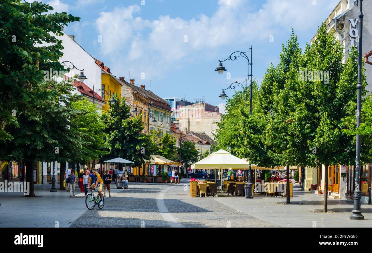 SIBIU, ROMANIA, 6 LUGLIO 2015: La gente passeggia lungo il viale nicolae balcescu o goditi una giornata di sole nella Piazza Grande, la piazza più grande della Foto Stock