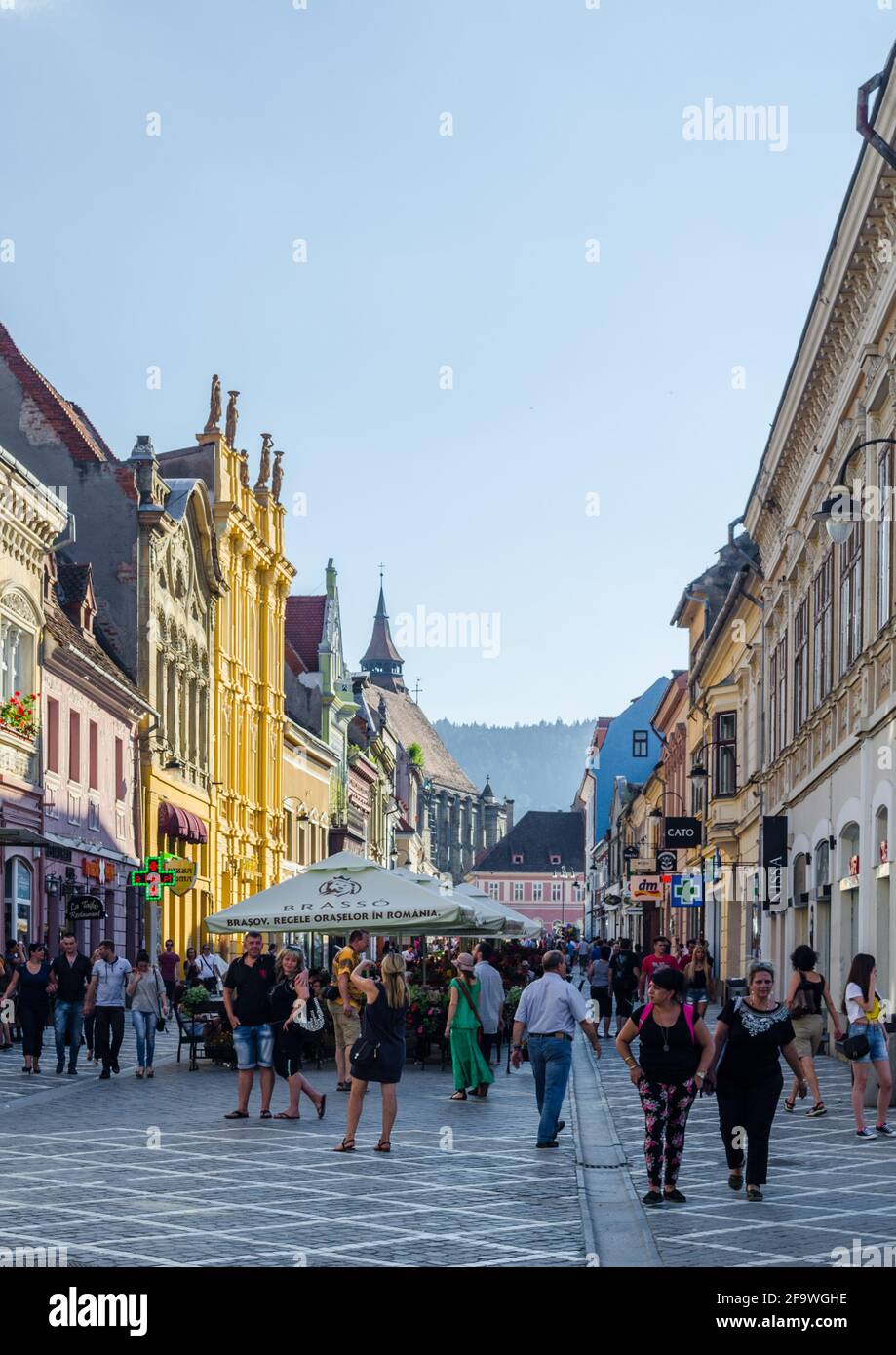 BRASOV, ROMANIA, 9 LUGLIO 2015: Via della repubblica è un centro di vita notturna della città rumena Brasov. Durante l'estate è questa strada inondata da aperta r Foto Stock