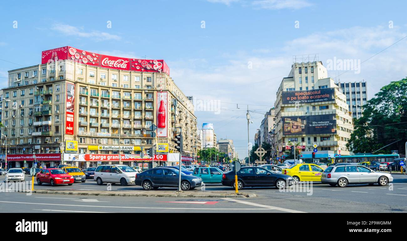 BUCAREST, ROMANIA, 11 LUGLIO 2015: Piazza Romana (Piata Romana) è un importante incrocio di traffico nel settore 1 del centro e l'edificio principale è l'AC Foto Stock