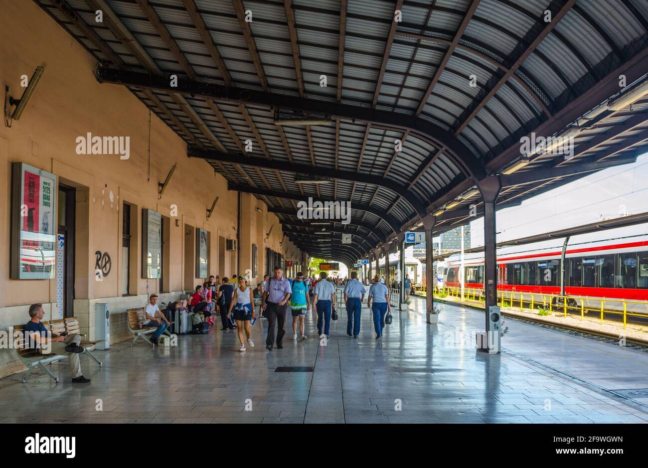 ZAGABRIA, CROAZIA, 28 LUGLIO 2015: La gente aspetta un treno su una piattaforma della stazione ferroviaria principale nella capitale croata Zagreb Foto Stock