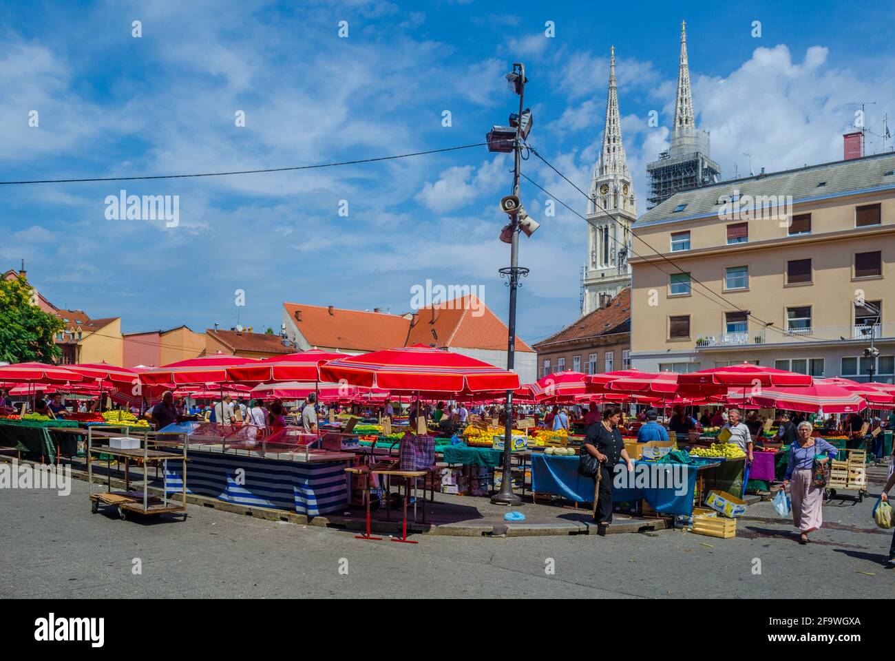 ZAGABRIA, CROAZIA, 28 LUGLIO 2015: I residenti acquistano cibo fresco da agricoltori presso il mercato agricolo vicino a piazza Kvaternik a Zagabria, Croazia. Questo è uno di bigg Foto Stock