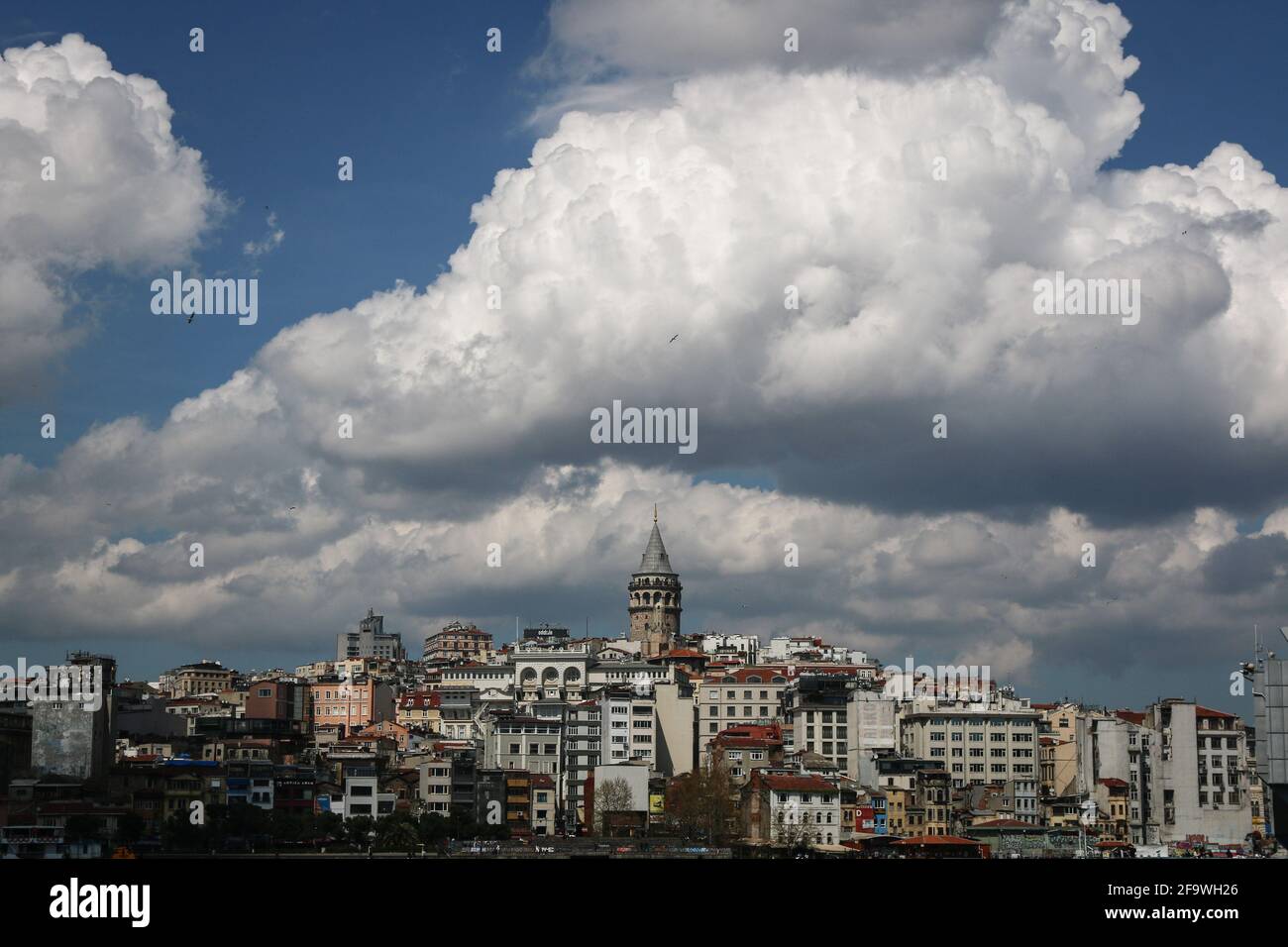 Istanbul, Turchia. 20 Apr 2021. Vista generale della Torre Galata, uno dei simboli storici di Istanbul in una giornata nuvolosa. (Foto di Hakan AKGUN/SOPA Images/Sipa USA) Credit: Sipa USA/Alamy Live News Foto Stock