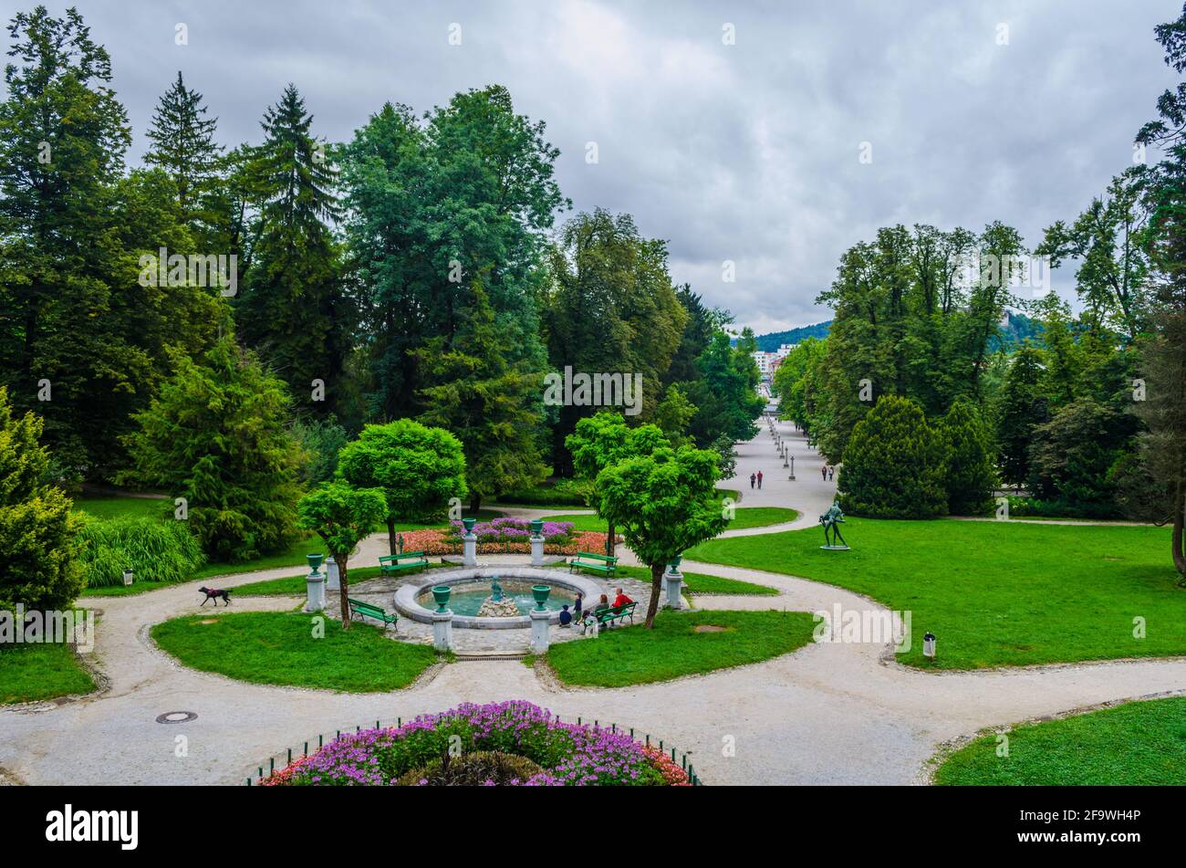 Lubiana, Slovenia. Il castello di Tivoli (o Tivolski Grad) nel Parco Tivoli  contenente il Centro internazionale di Arti Grafiche Foto stock - Alamy