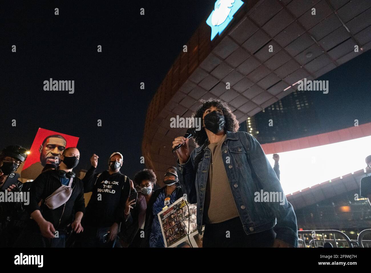 Brooklyn, New York, USA 20 Apr 2021. Dianne Morales, che sta correndo per la nomina democratica del sindaco di New York City, parla ai manifestanti di giustizia razziale al Barclays Center ore dopo che una giuria ha trovato l'ex agente di polizia di Minneapolis Derek Chauvin colpevole di aver assassinato George Floyd nel 2020. Foto Stock