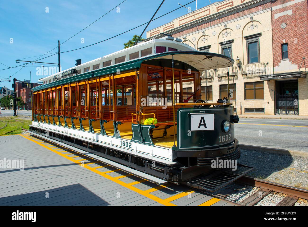 Tram n. 1602 di Lowell Open Trolley presso il National Streetcar Museum di Dutton Street nel centro di Lowell, Massachusetts, Massachusetts, Stati Uniti. Foto Stock