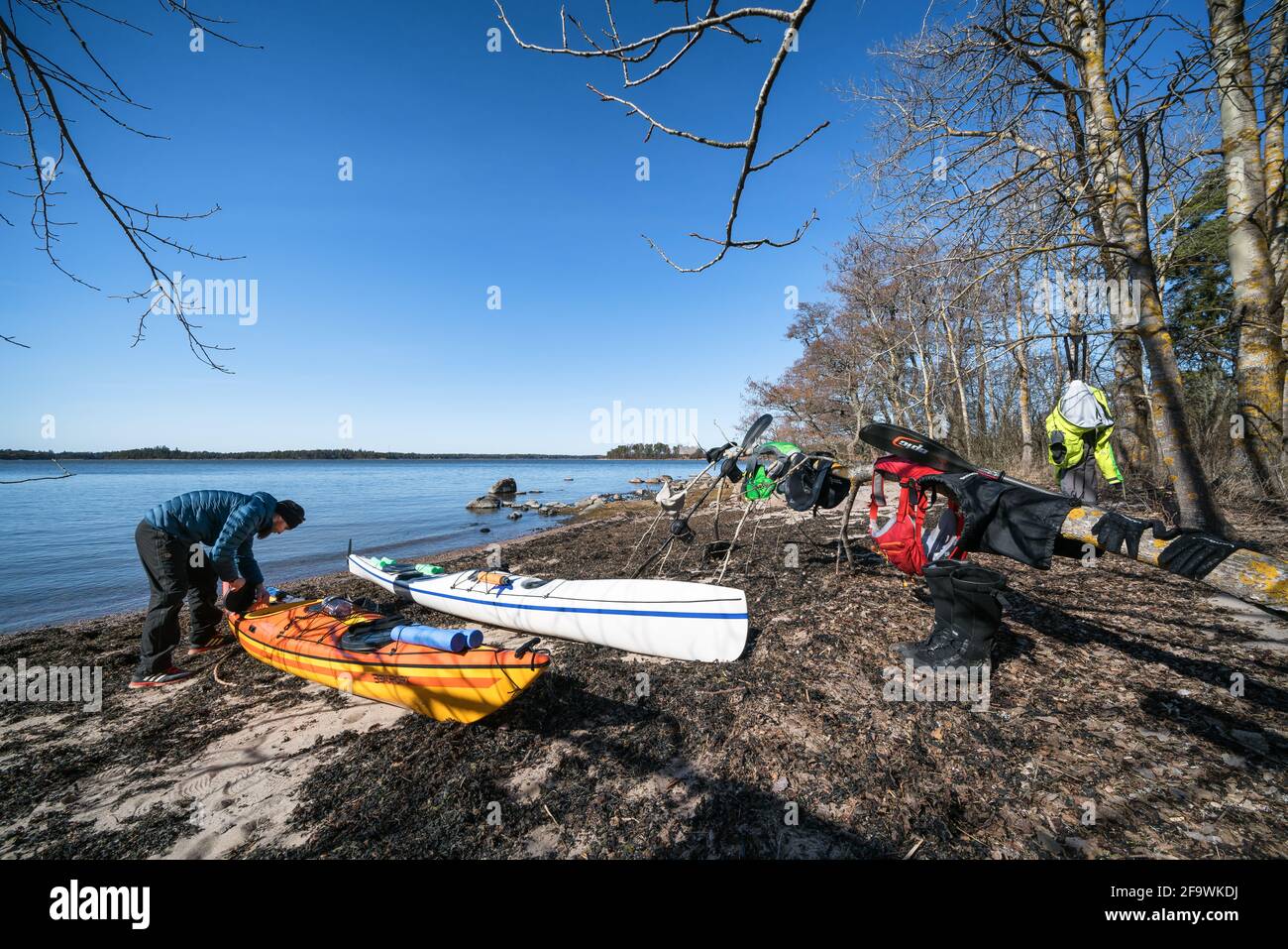 Kayak sulle rive dell'isola di Gåsgrund, Espoo, Finlandia Foto Stock