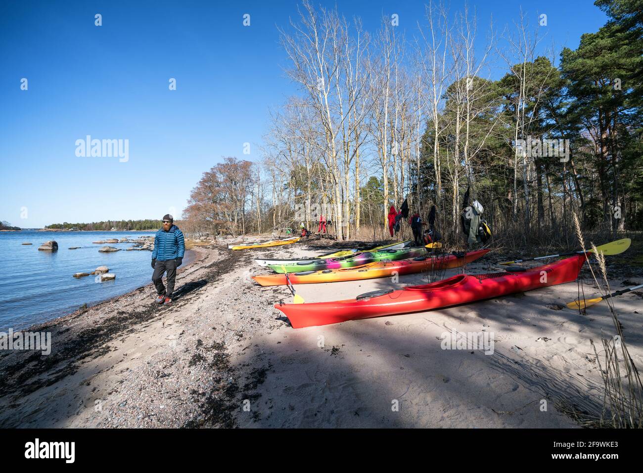 Kayak sulle rive dell'isola di Gåsgrund, Espoo, Finlandia Foto Stock