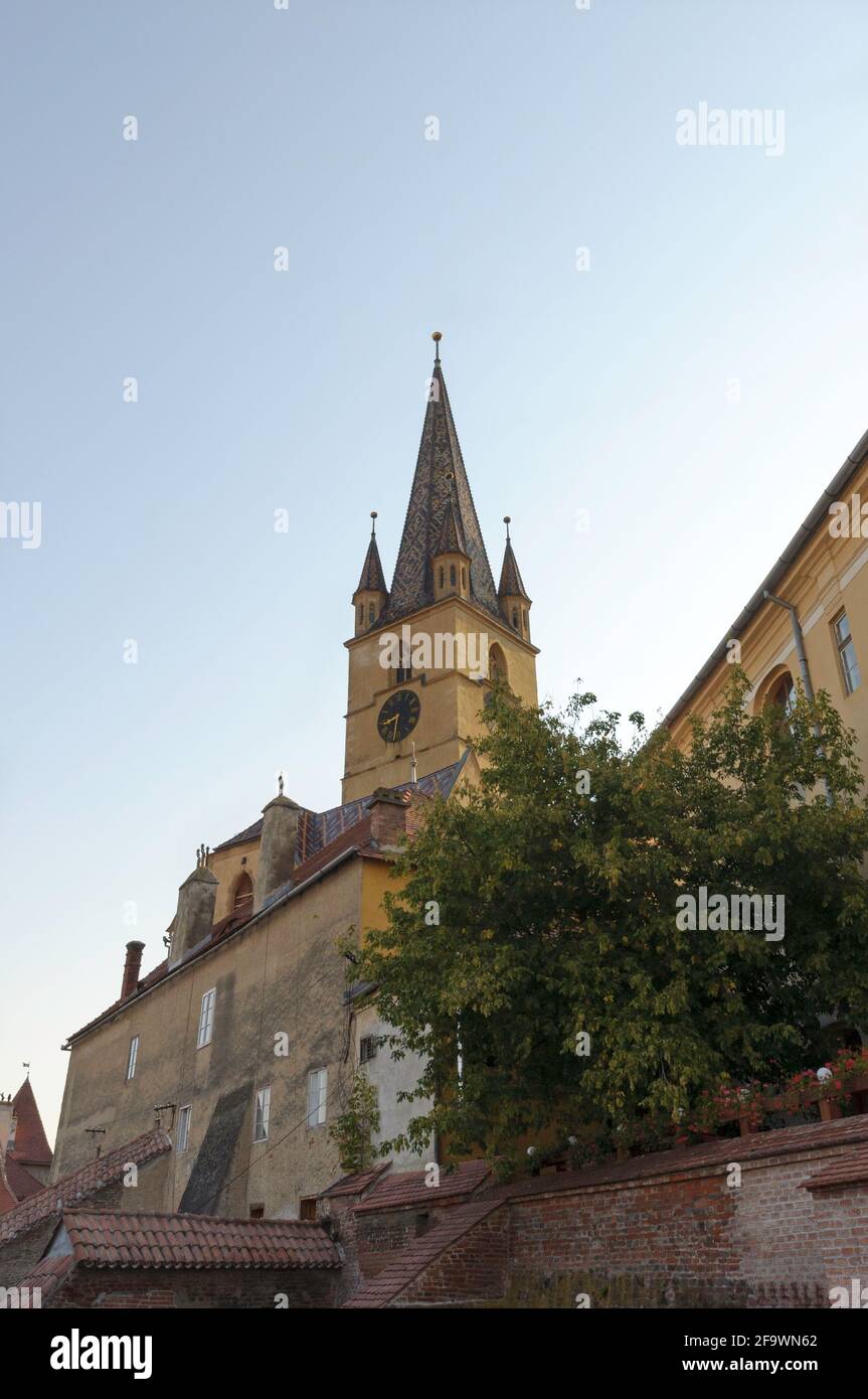 Parte della Città Vecchia di Sibiu con tetti tradizionali e il Cattedrale luterana di Santa Maria nella parte posteriore Foto Stock