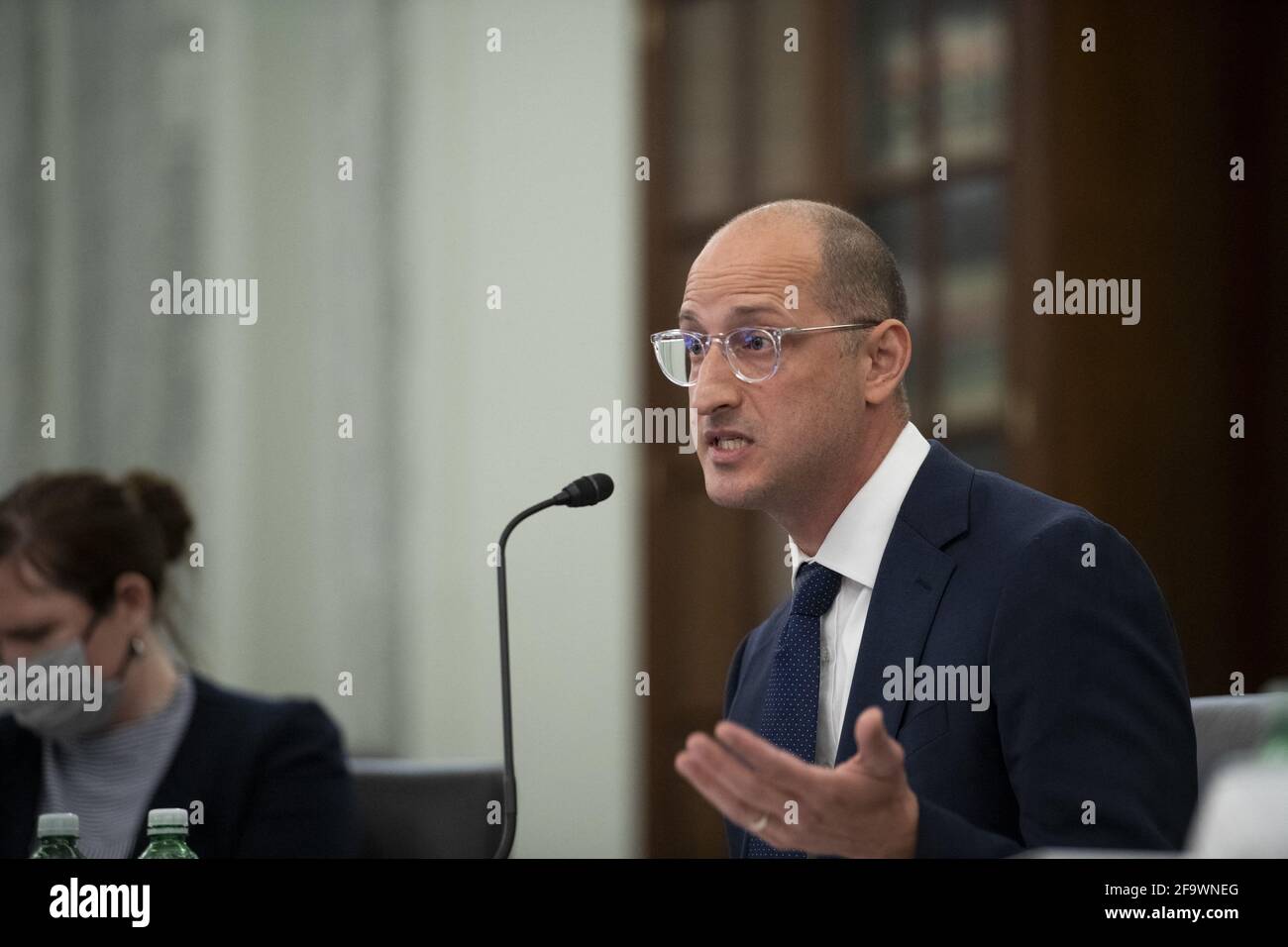 Noah Phillips, commissario della Commissione federale del commercio, compare dinanzi ad un'audizione del comitato del Senato Commercio, Scienza e Trasporti per esaminare il rafforzamento dell'autorità della Commissione federale del commercio per proteggere i consumatori, nell'edificio dell'ufficio del Senato di Dirksen a Washington, DC, USA, martedì 20 aprile, 2021. Foto di Rod Lamkey/CNP/ABACAPRESS.COM Foto Stock