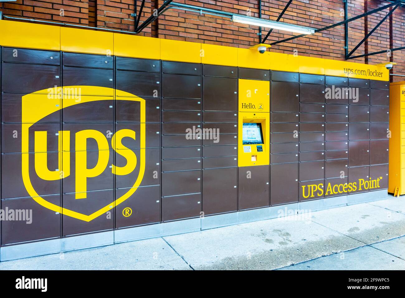 Un armadietto UPS Access Point a lato marciapiede a Chicago, Illinois, per  una consegna sicura dei pacchi senza contatto Foto stock - Alamy
